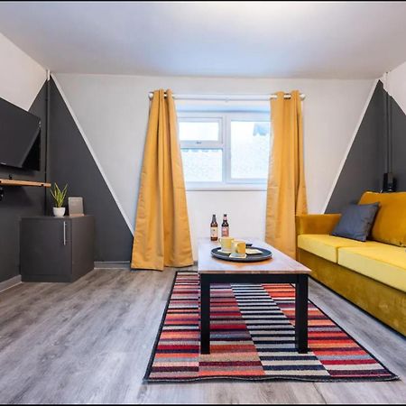 Stunning One Bedroom Apartments Near Shops & Central Cardiff Bagian luar foto
