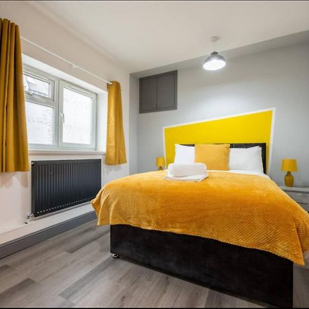 Stunning One Bedroom Apartments Near Shops & Central Cardiff Bagian luar foto