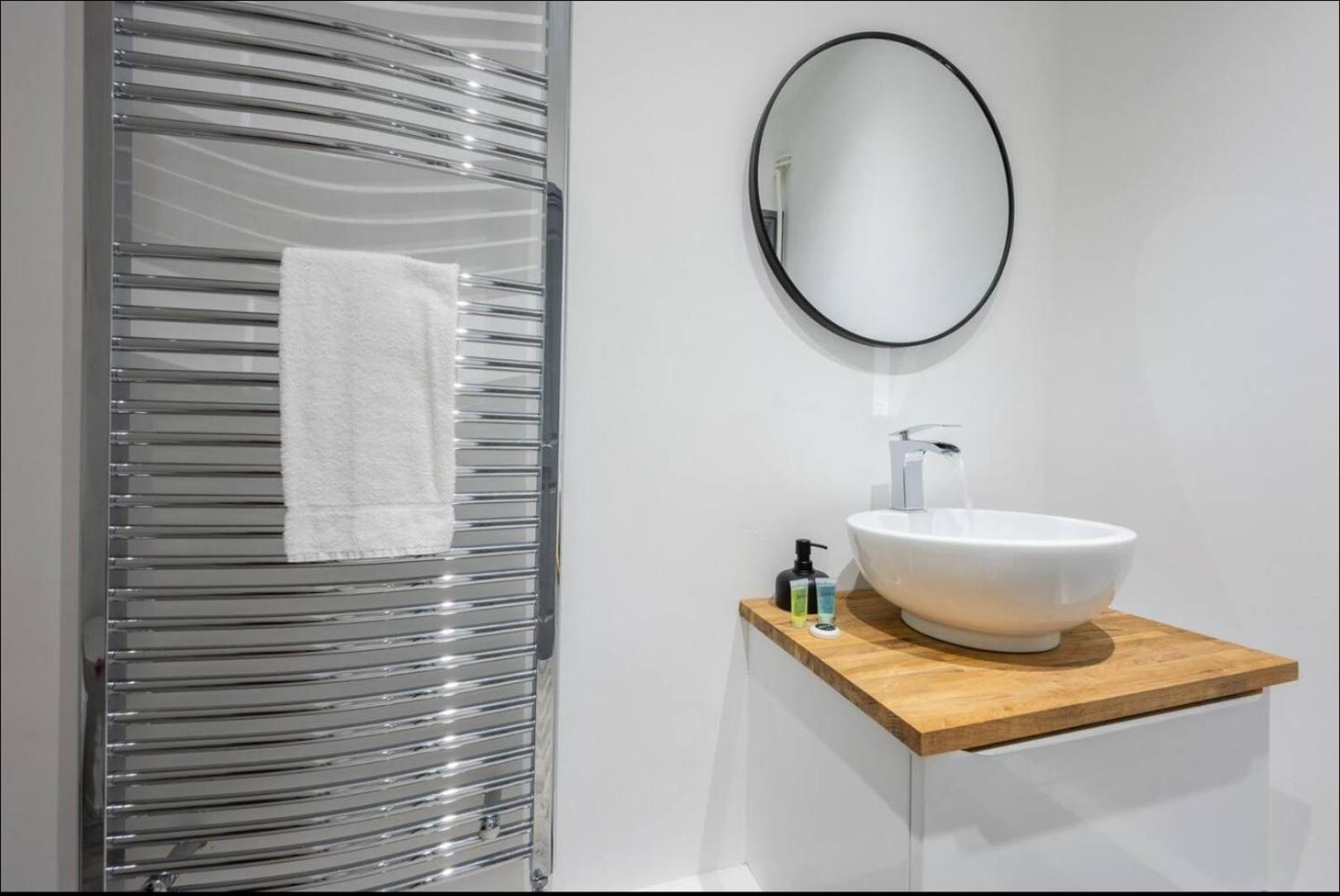 Stunning One Bedroom Apartments Near Shops & Central Cardiff Bagian luar foto