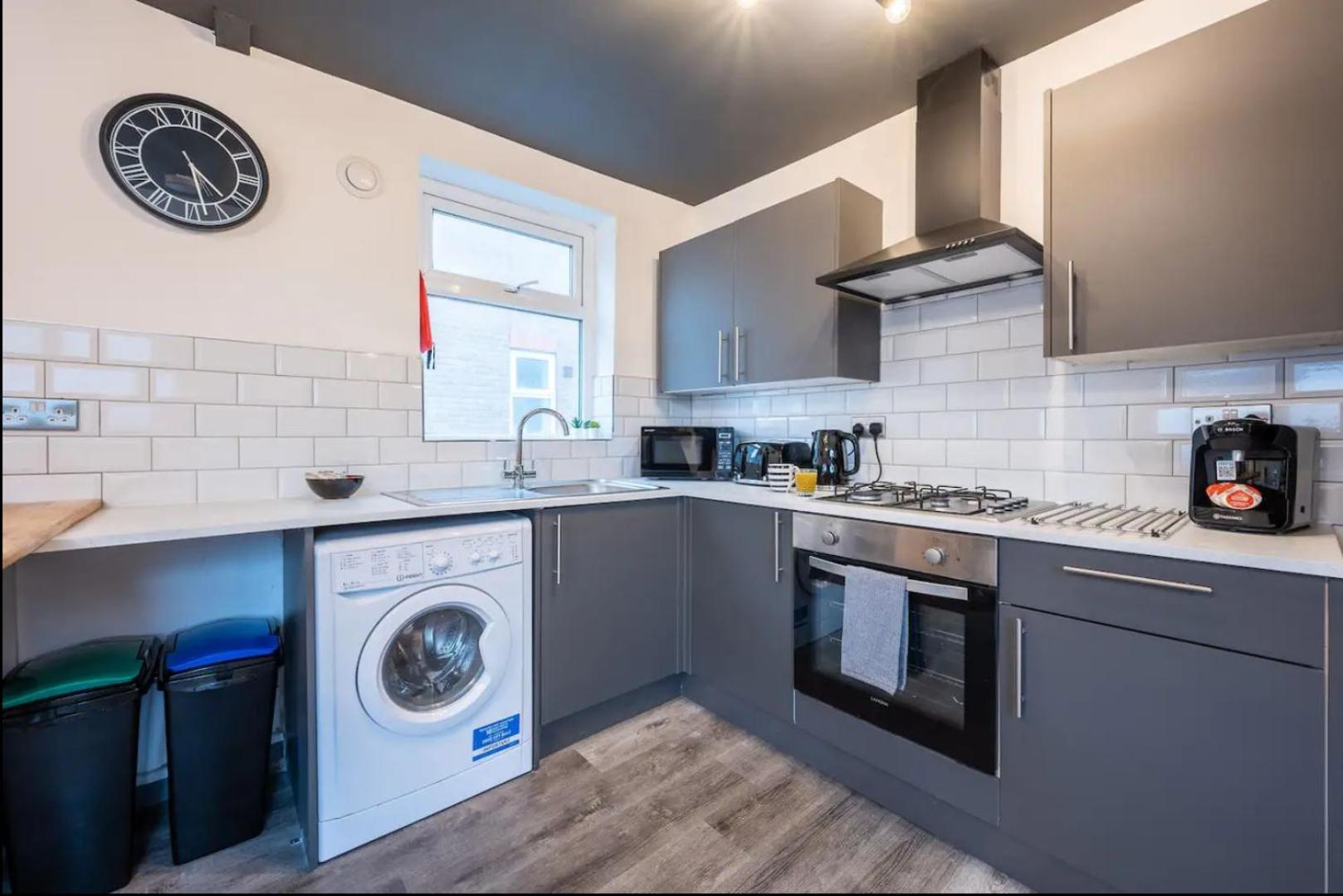 Stunning One Bedroom Apartments Near Shops & Central Cardiff Bagian luar foto