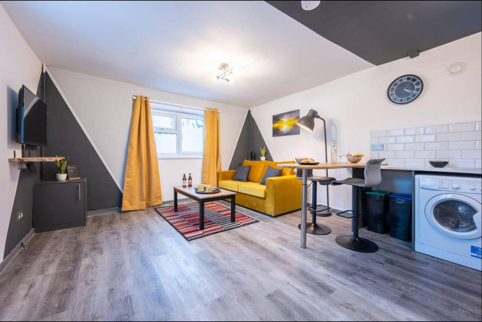 Stunning One Bedroom Apartments Near Shops & Central Cardiff Ruang foto