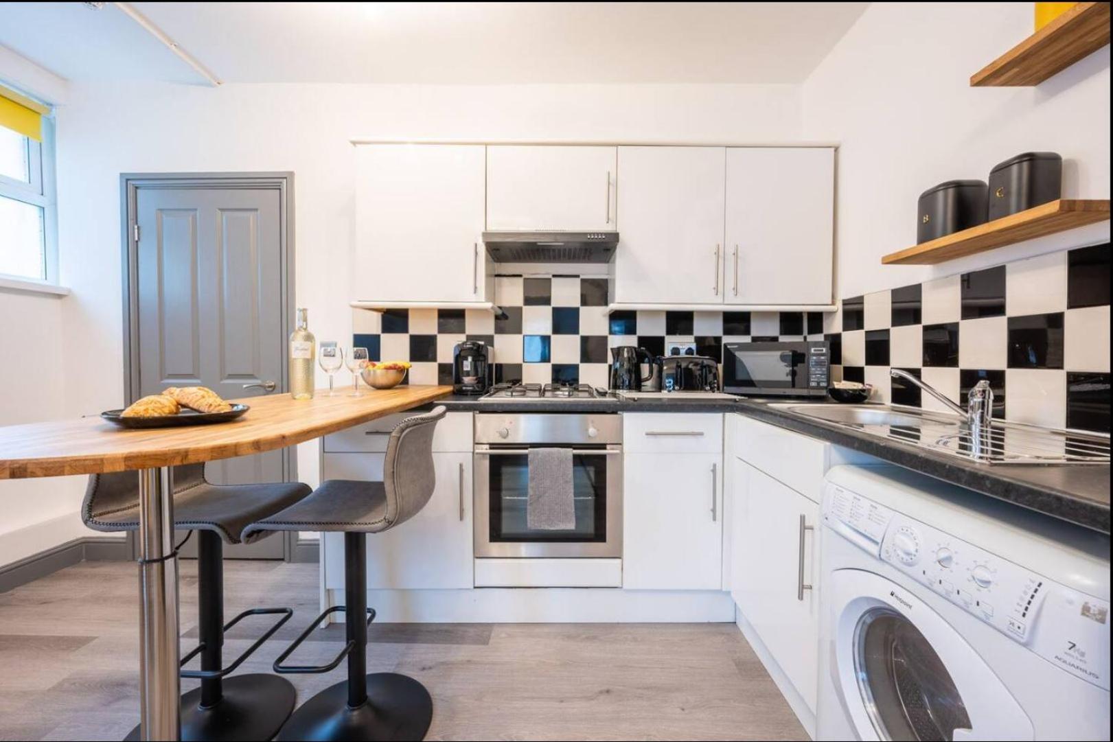 Stunning One Bedroom Apartments Near Shops & Central Cardiff Bagian luar foto