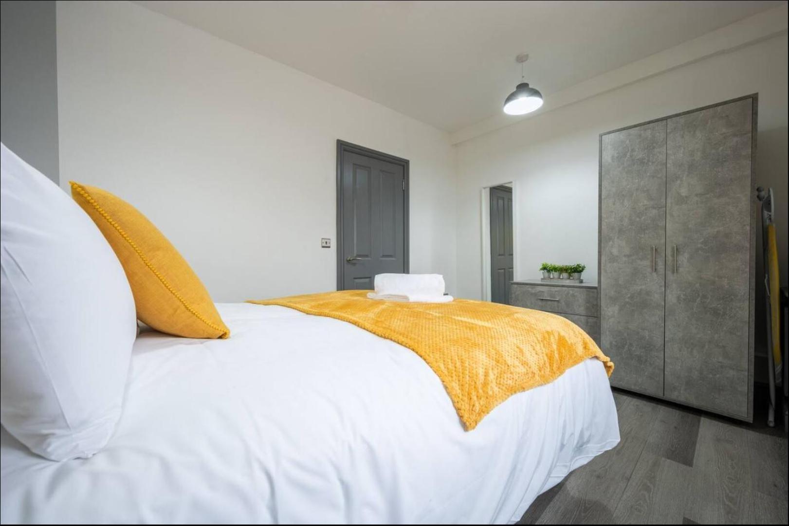 Stunning One Bedroom Apartments Near Shops & Central Cardiff Bagian luar foto